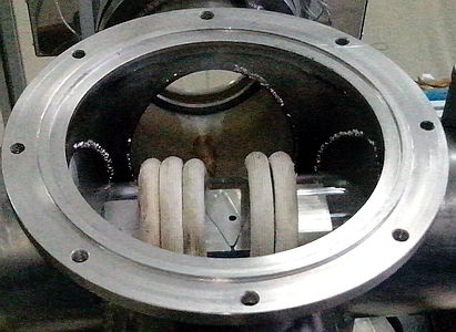 внутри реактора CVD  для нанесения покрытий на вращаемые образцы сложной формы